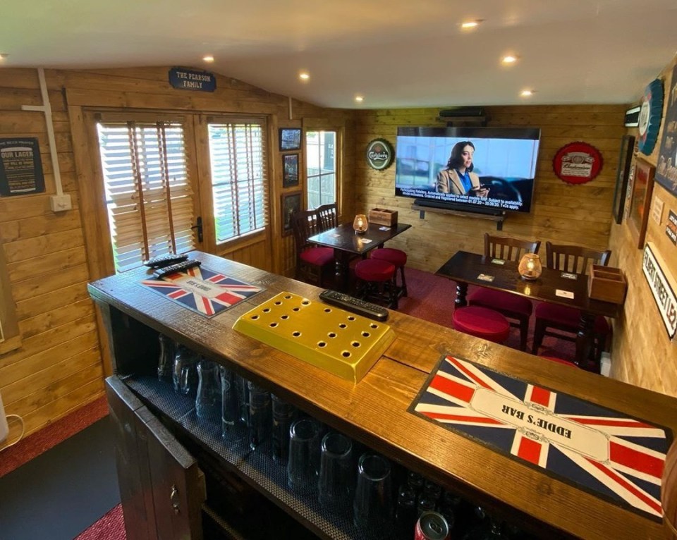 Union Jack serving mats and a brass drip tray complete the pub look