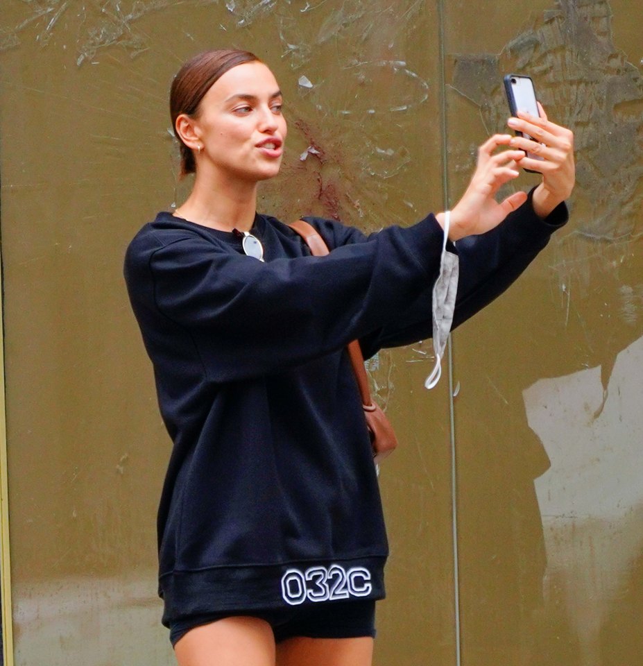 The Victoria’s Secret model stops to take a selfie of her outfit in The Big Apple