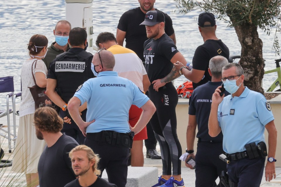  Several gendarmes appeared on the quai d'honneur on Friday morning