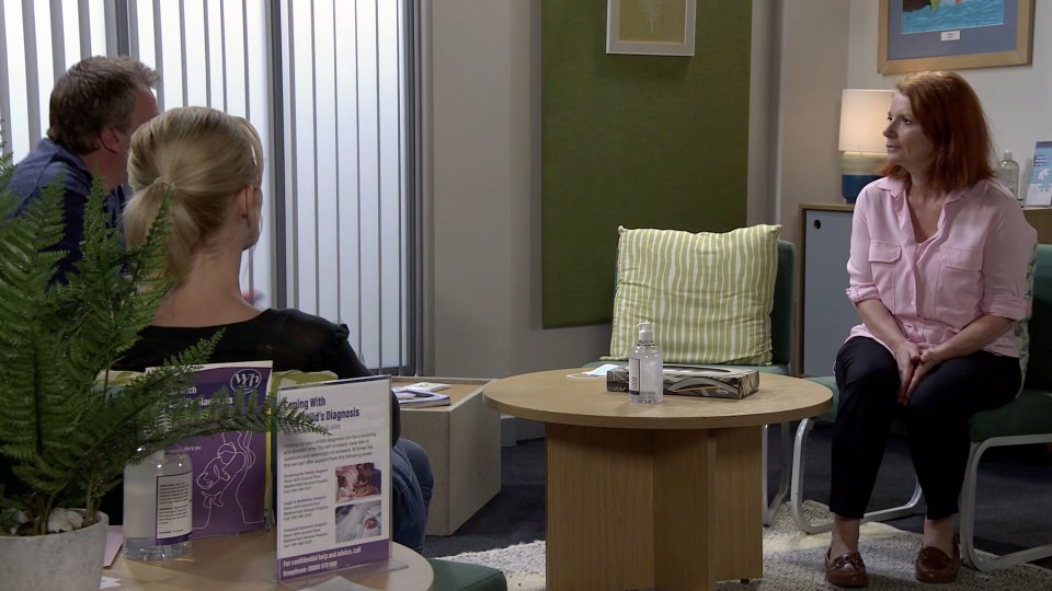 Leanne discovers that Oliver has been rejected for the private treatment in Germany