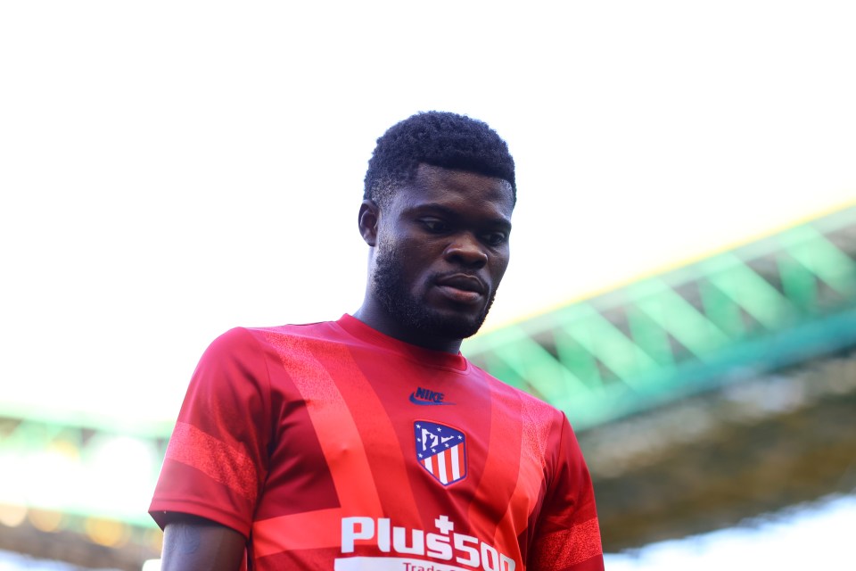 Arsenal fans were overjoyed to see Thomas Partey benched