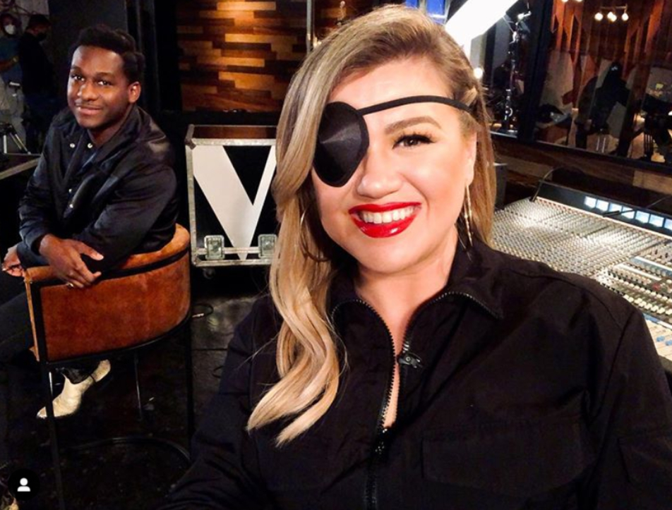 Kelly Clarkson with her eye patch