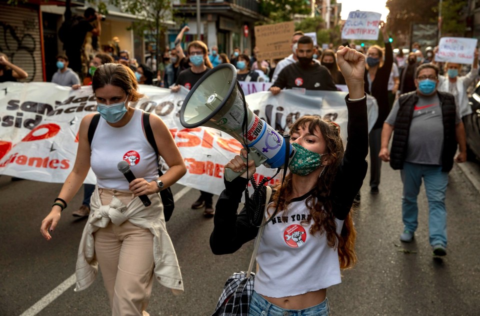 Mask wearing demonstrators march in Madrid amid calls for new restrictions 