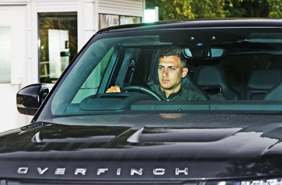 Diogo Dalot pulls into training 