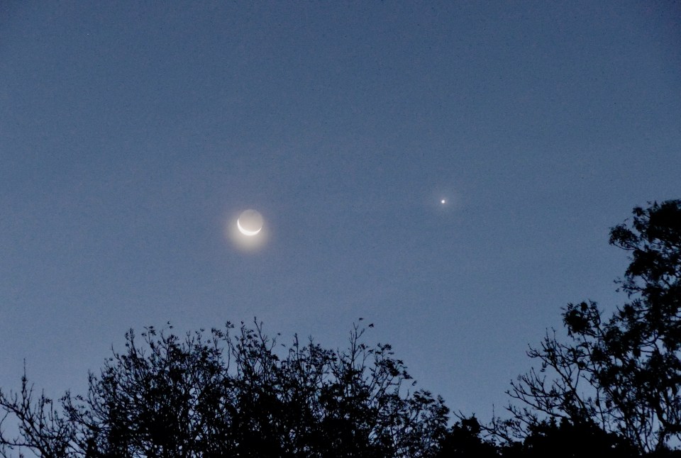 Mars to the right of the crescent Moon