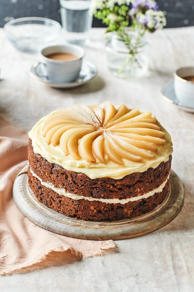 Stack the cakes one on top of the other, with the layer with the spiral of pears on top