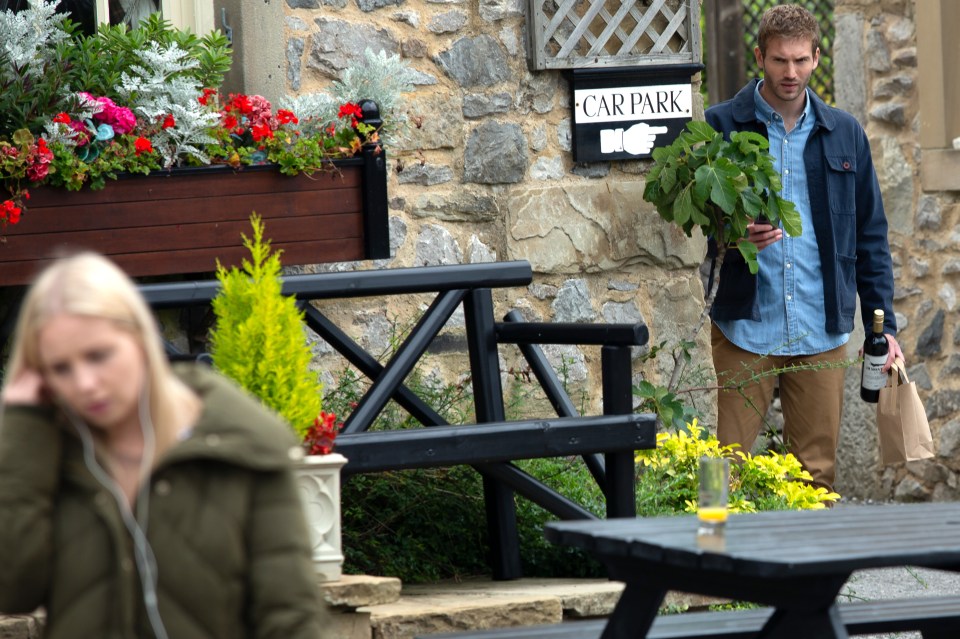 Paddy convinces Belle to do one last shift at the vets alongside Jamie