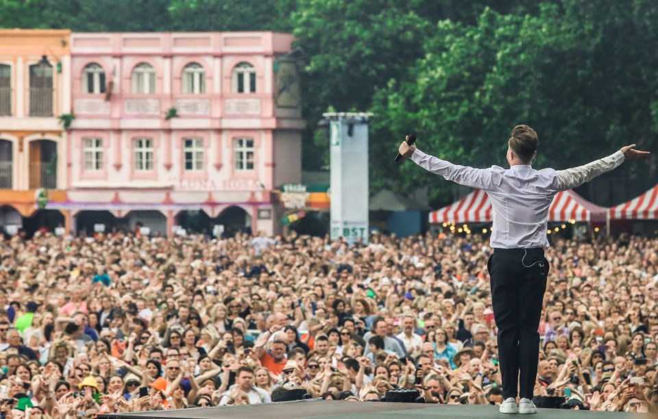 Murs embarrassingly split his trousers during  his support gig for Robbie Williams