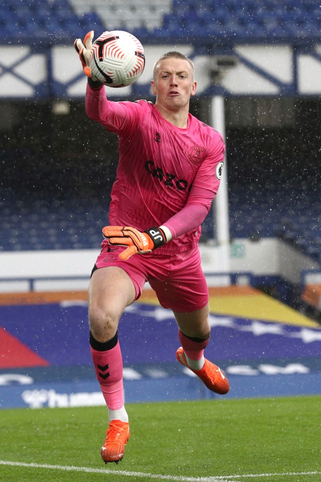 Jordan Pickford let a ball slip through his hands in the wet conditions at Goodison Park