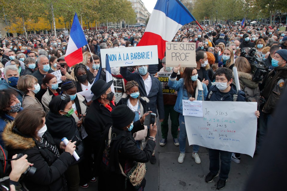 Placards among the crowds read 'No to barbarity' and 'I'm a teacher' 