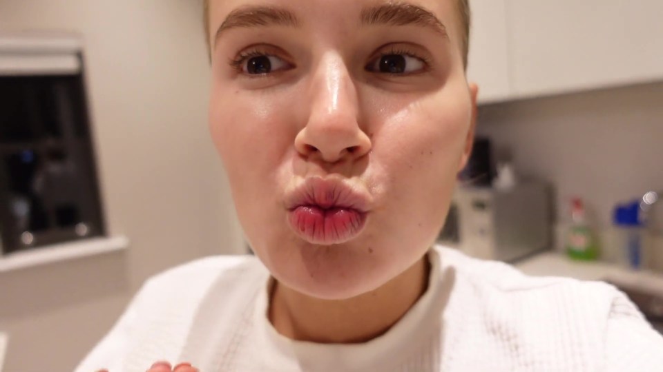 Molly-Mae proves she's still got a perfect pout even with out her lip fillers