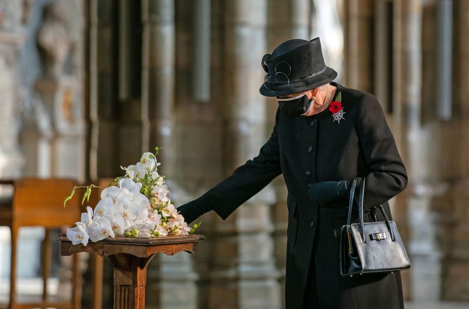 Her Majesty continued the tradition of lying a recreation of her bridal bouquet on the grave