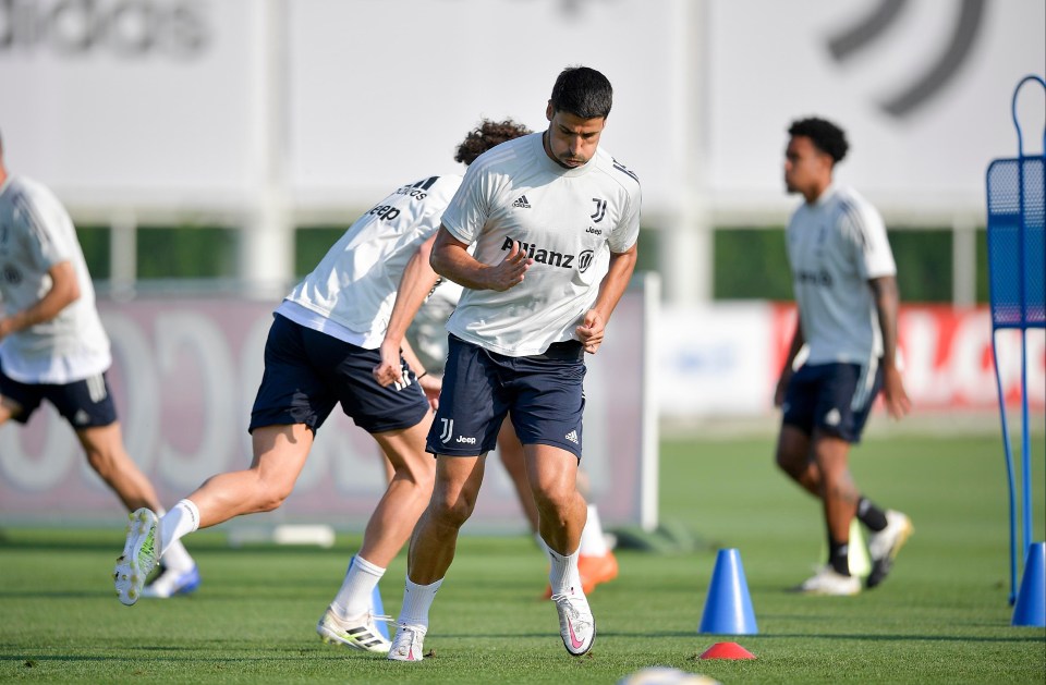 Sami Khedira continues to train with the Juventus squad despite being kept away from the line-up