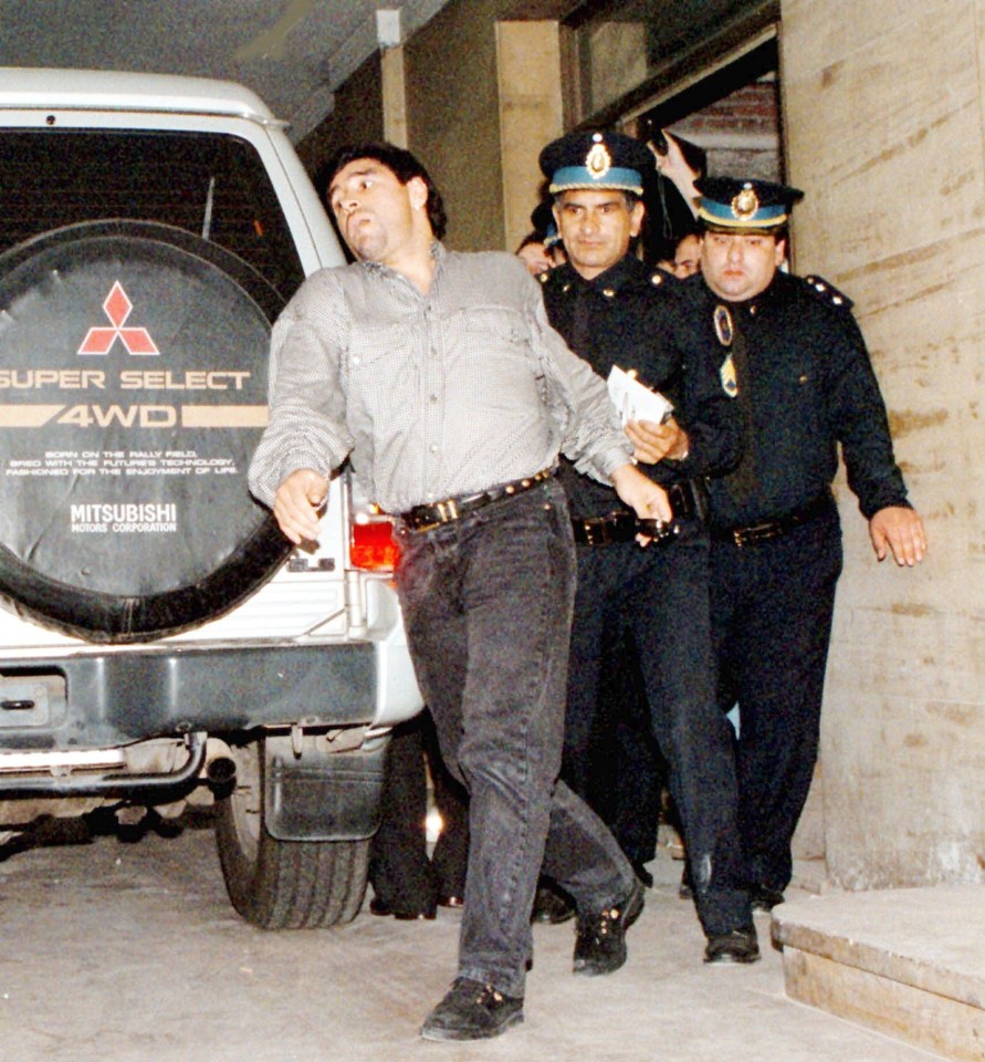 Maradona surrounded by police officers leaves the Buenos Aires courthouse on October 26, 1996, after being questioned over drug trafficking 