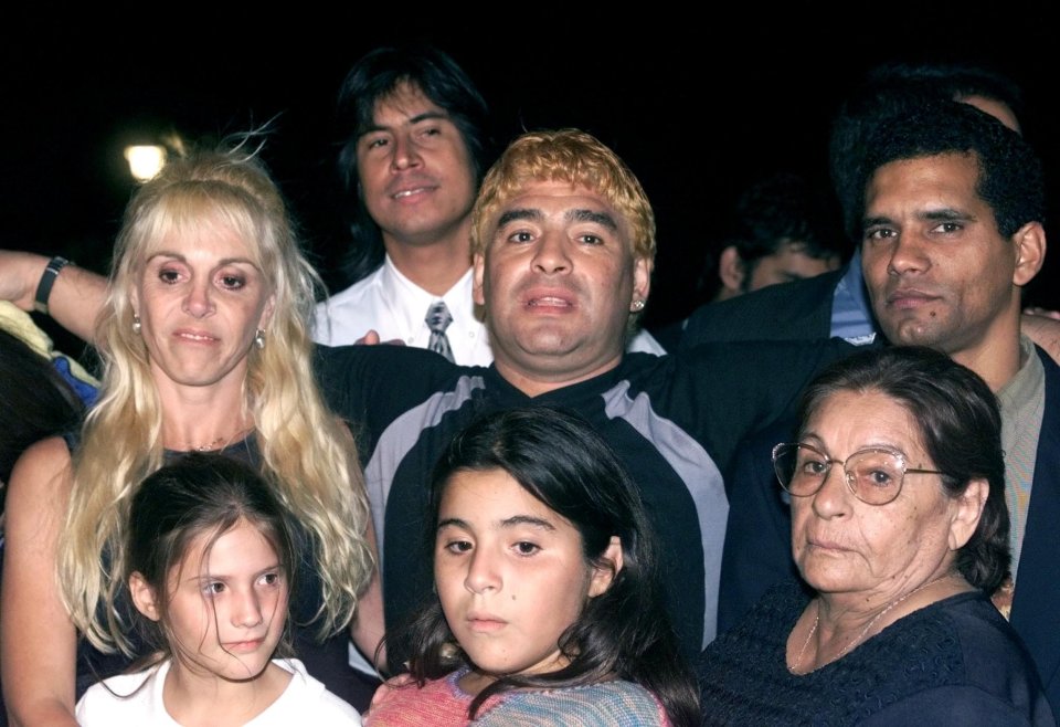 Maradona with his family and Claudia (middle left) in 2000