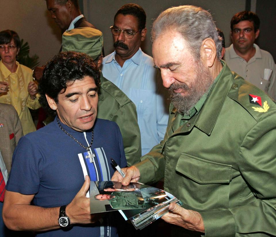 Diego Maradona talks to Cuban President Fidel Castro