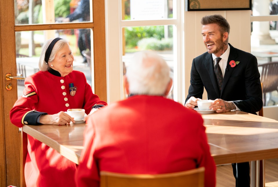 Becks had a chinwag with Mary Guidera, 86, and Dewi Treharne, 85