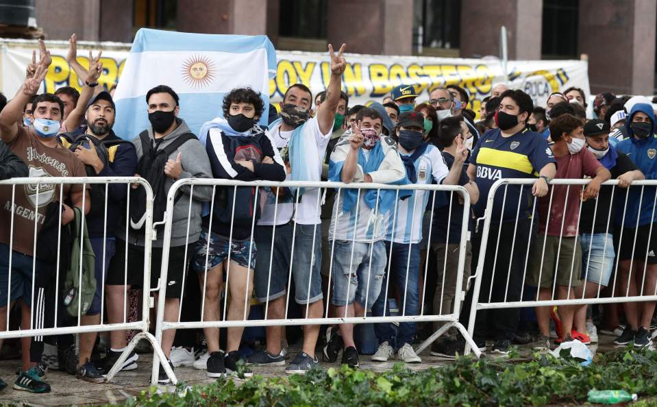 Fans queue in Buenos Aires for Maradona's wake today