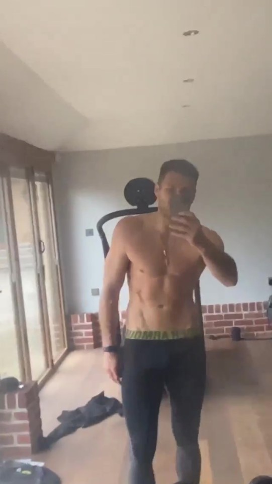 The 33-year-old showed off his six-pack in his home gym