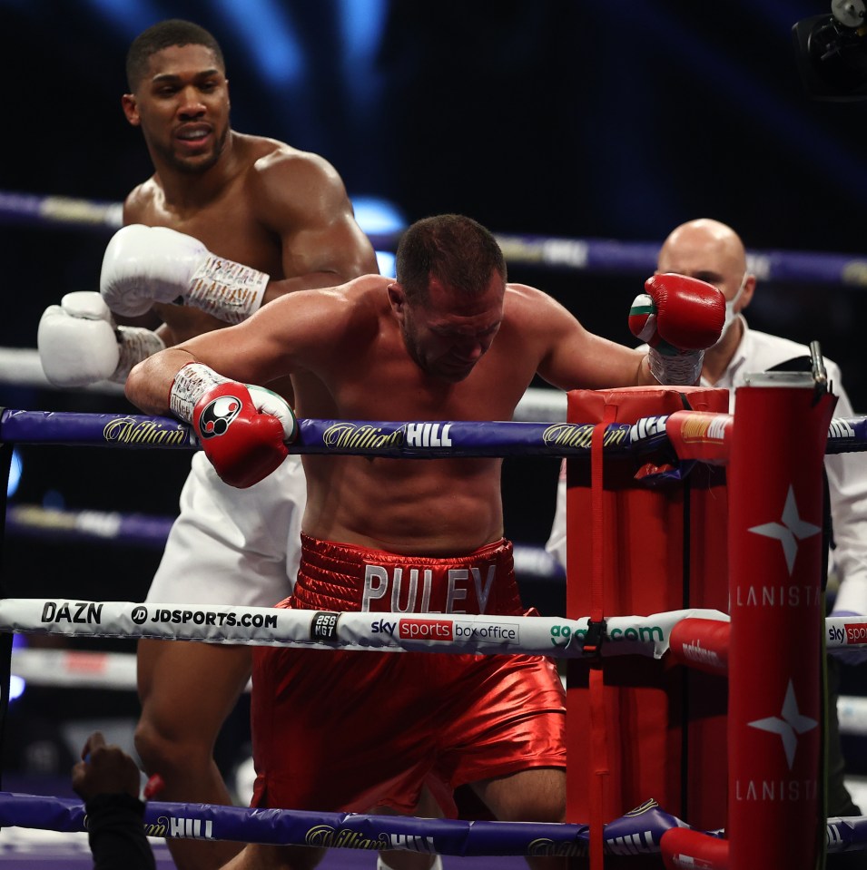 Pulev turned his back on Joshua in the third round