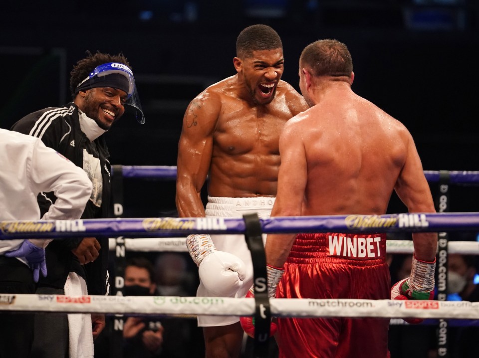 Joshua roars in the face of his Bulgarian challenger 