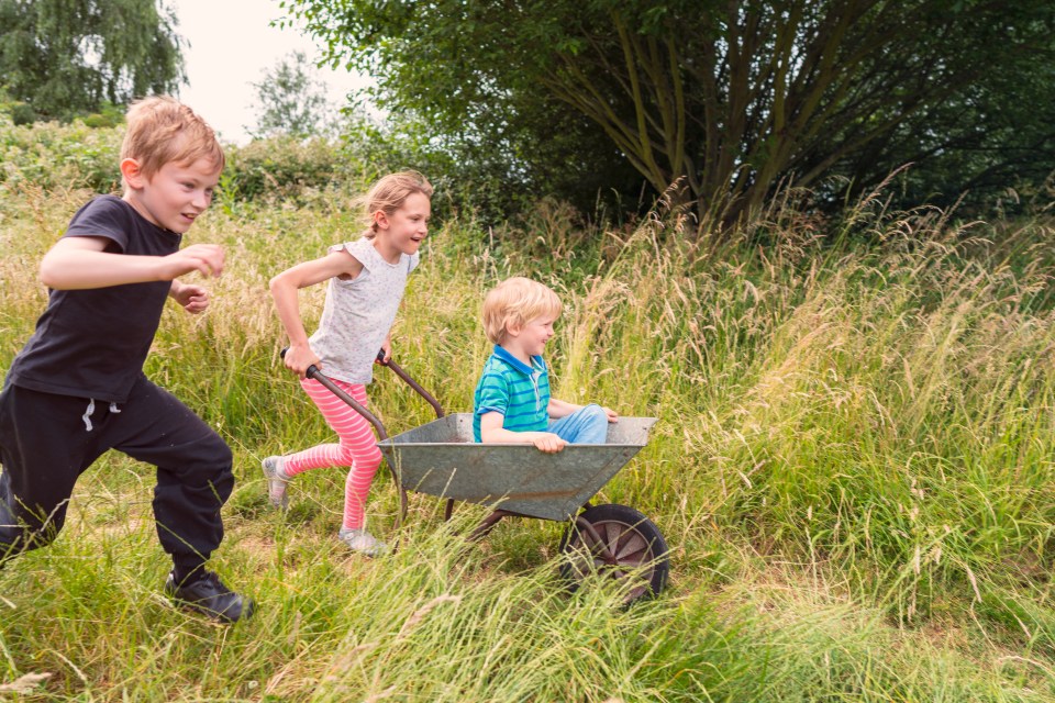 Trying a natural trail reduces stress, boosts energy and brings them back to the present