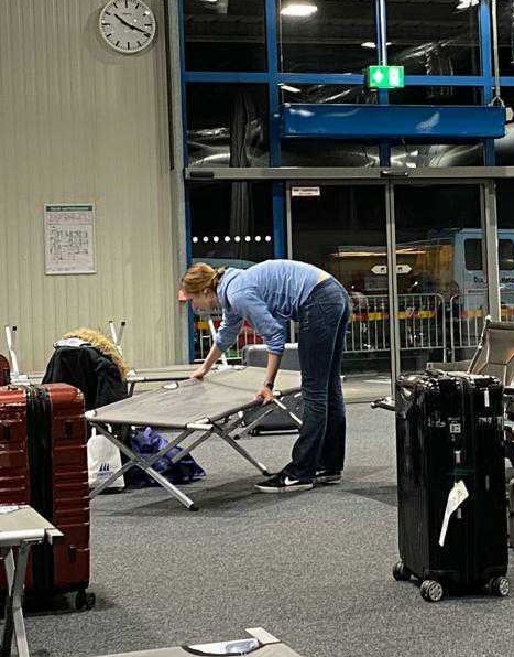 A passenger arrived from the UK setting up a campbed at Hanover airport