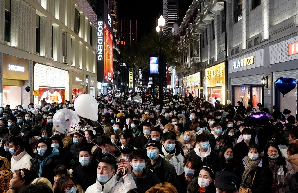 Crowds in the city of Wuhan 