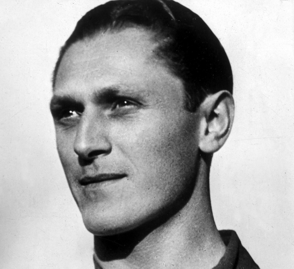 Fifa say Josef Bican scored 805, with the Czech FA putting him on 821