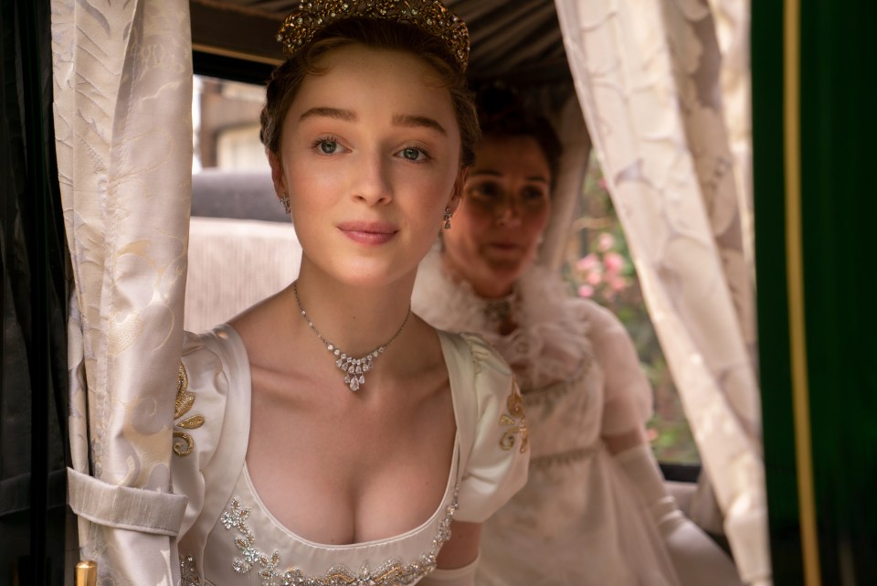 To bag herself a suitable husband, the slim young Lady Daphne (Phoebe Dynevor) uses a cropped corset to lift her bust into mound shapes, creating a fuller and more attractive appearance.