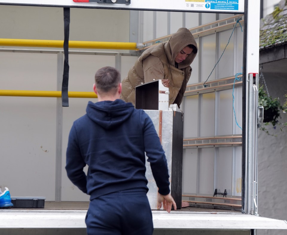 The mum of five was pictured lifting a grey trunk