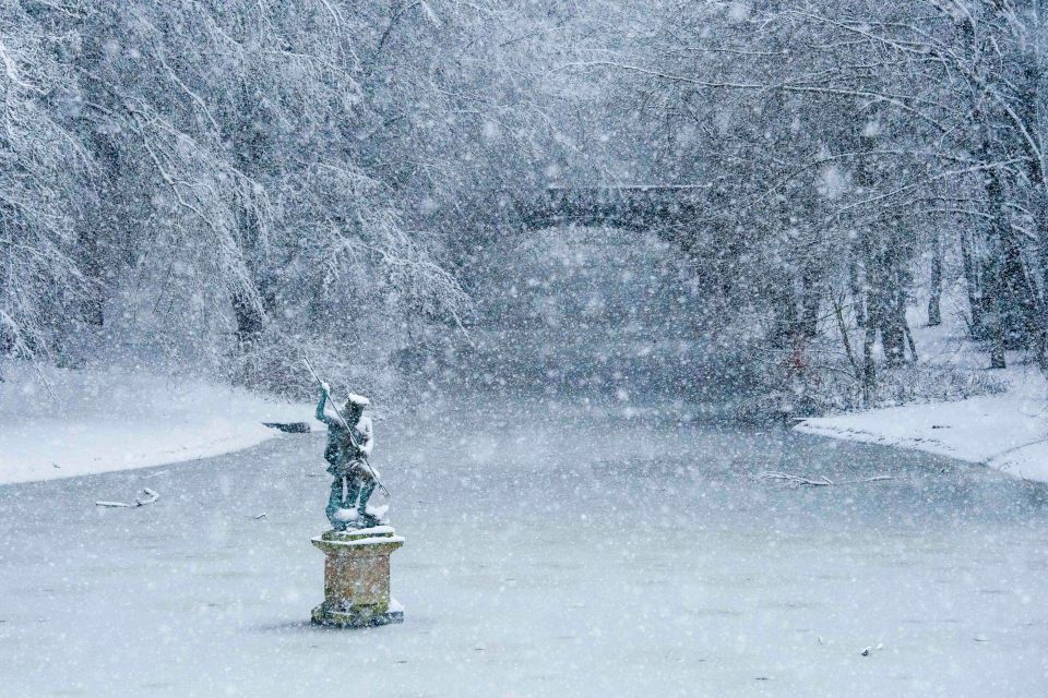 ardwick Hall county park was looking very picturesque this morning as winter took a hold