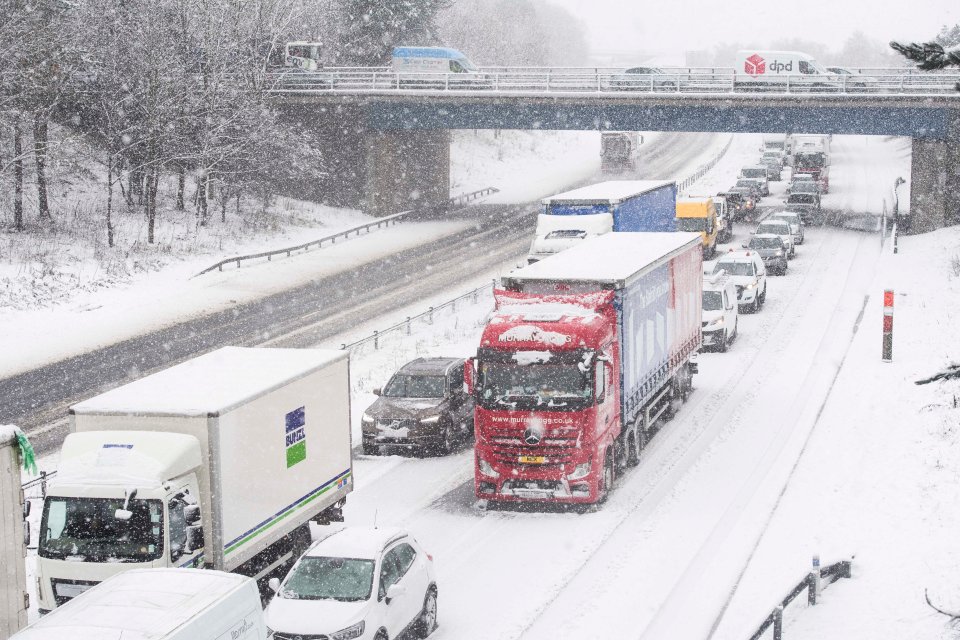 Traffic on the A1 struggles in the heavy snowfall