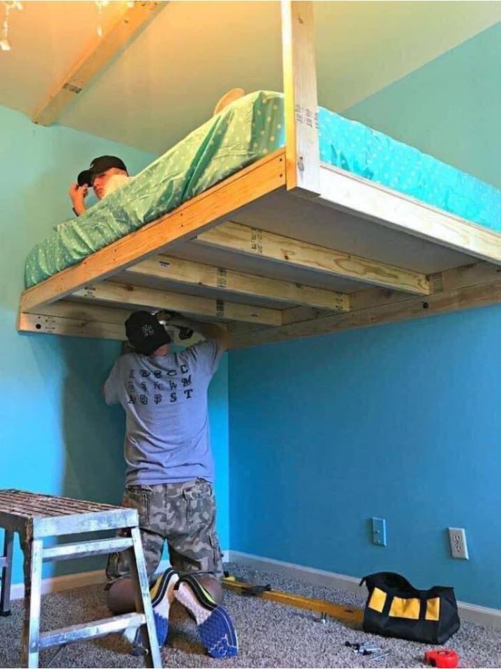 Some of the beds are attached via wooden frames to the ceiling