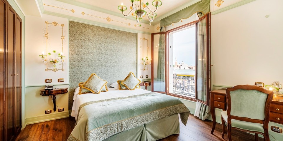 Stay in a Double Superior Golden Leaf Room with chandeliers, an Italian marble bathroom and Venetian fabrics