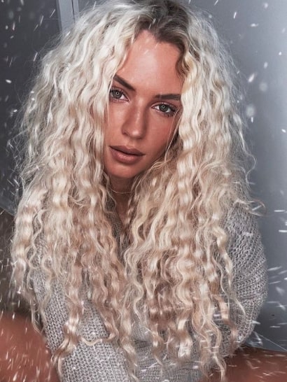 Lucie looked glamorous as she posed on the floor of her home