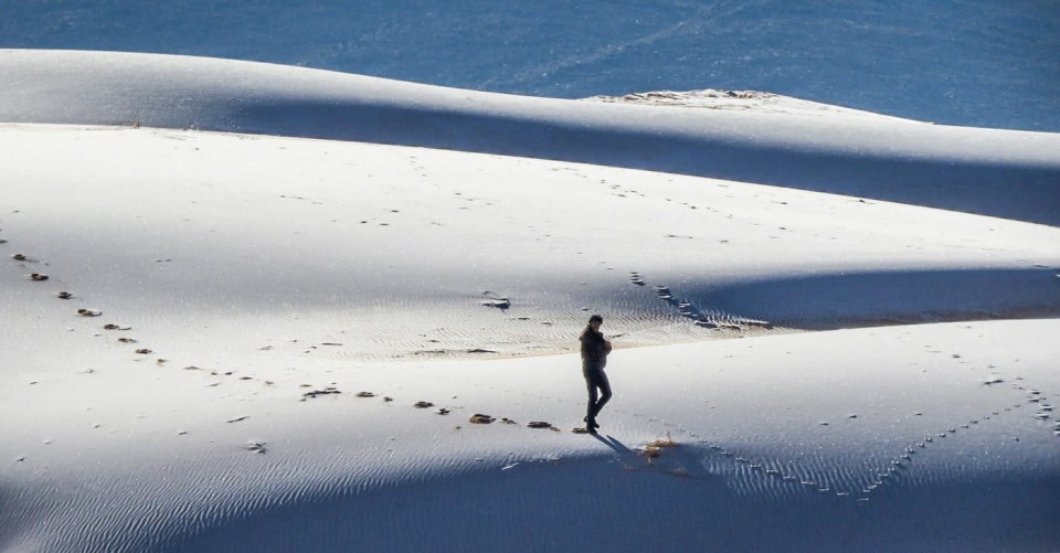 Photographer Karim Bouchetata has captured photos of the Sahara covered in snow