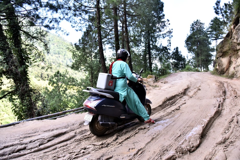 Health workers brave dangerous roads to vaccinate children in a hard to reach district, as part of a vaccination campaign for children between nine months and 15 years in Tehsil Thunag, Himachal Pradesh, in 2017