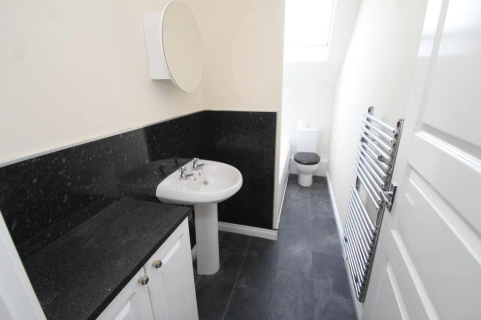 The bathroom looks modern but a little cosy