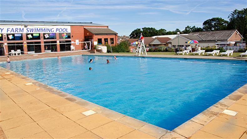 There are beaches close to this holiday park in Essex