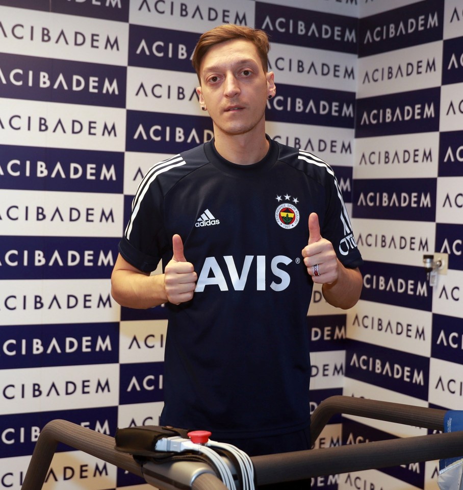 Ozil gives a thumbs up while on a treadmill at his new club