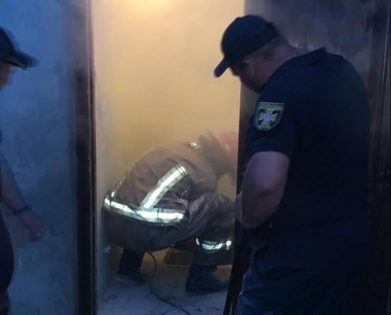 Police officers removing Daryna’s body from Tarasov’s toilet 