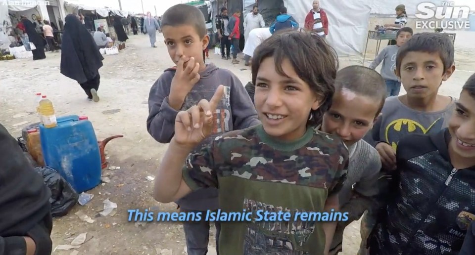 Kids in al-Hawl hold their fingers up and praise ISIS