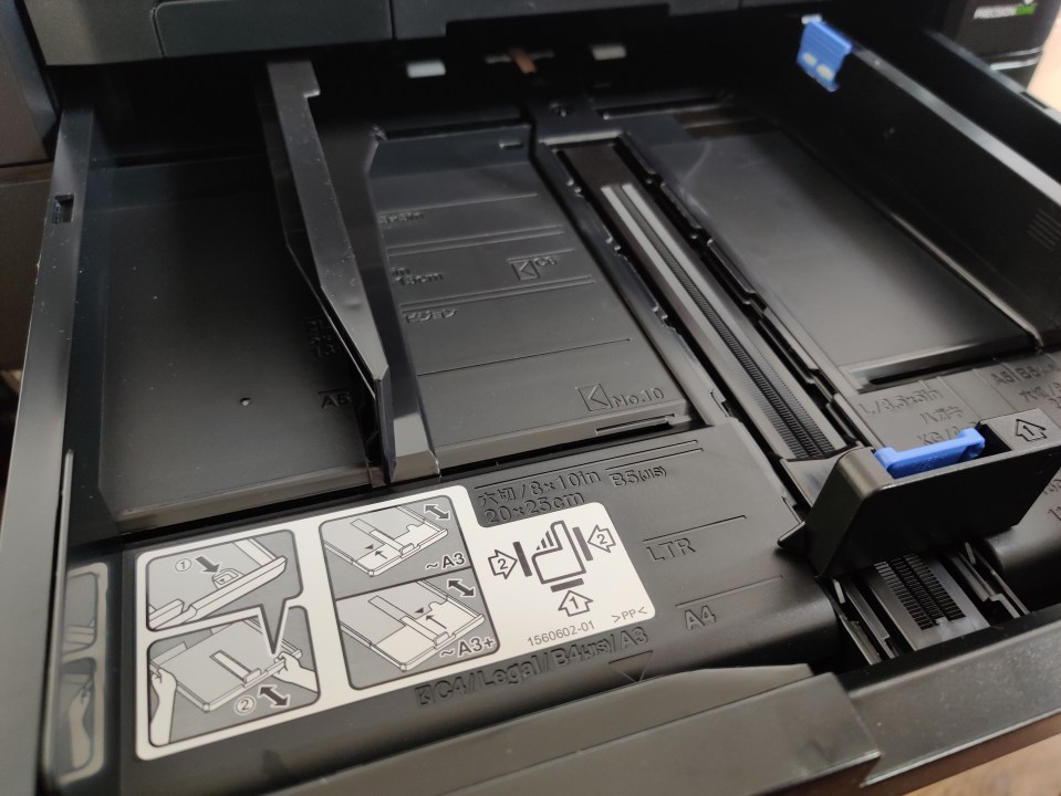 Both trays in the WF-7210 can be regulated to accommodate various sheet sizes