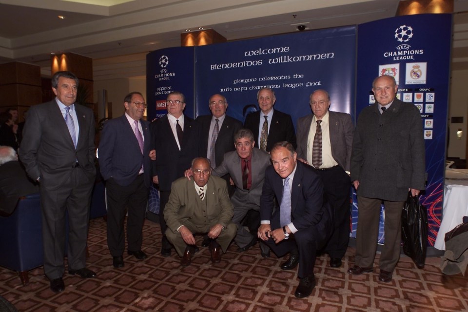 Pachin (back row, left) reunited with his fellow legends of the 1960 triumph at the 2002 final