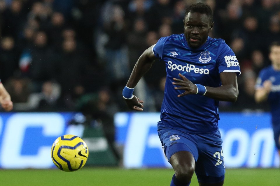 Free agent Oumar Niasse is in transfer talks with Huddersfield Town