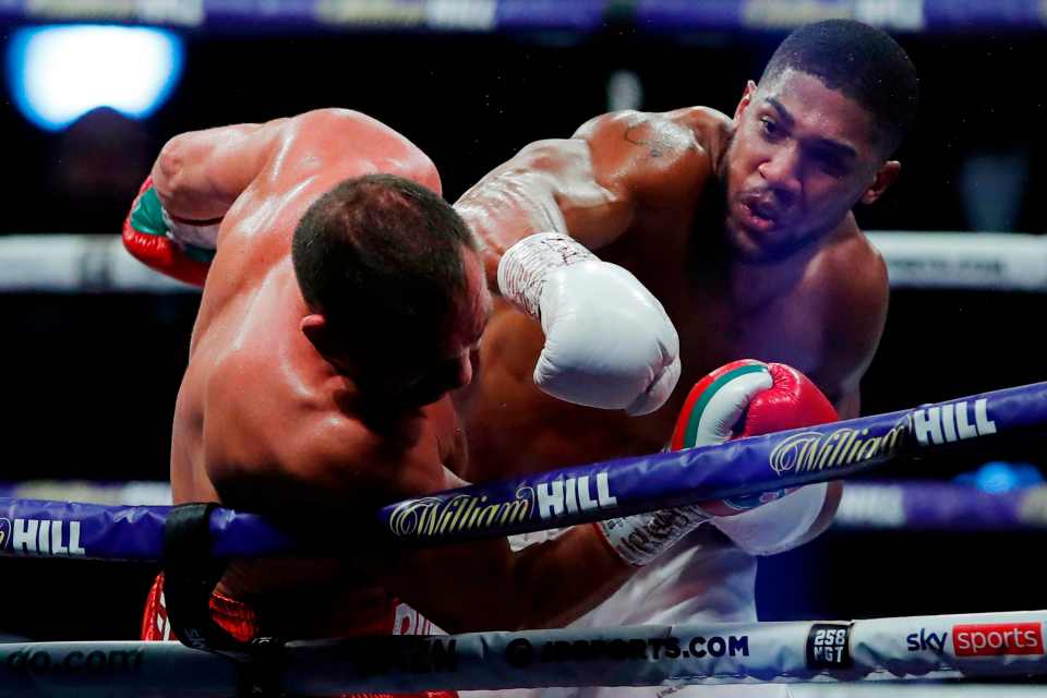 Anthony Joshua pummels Kubrat Pulev with a huge right hand