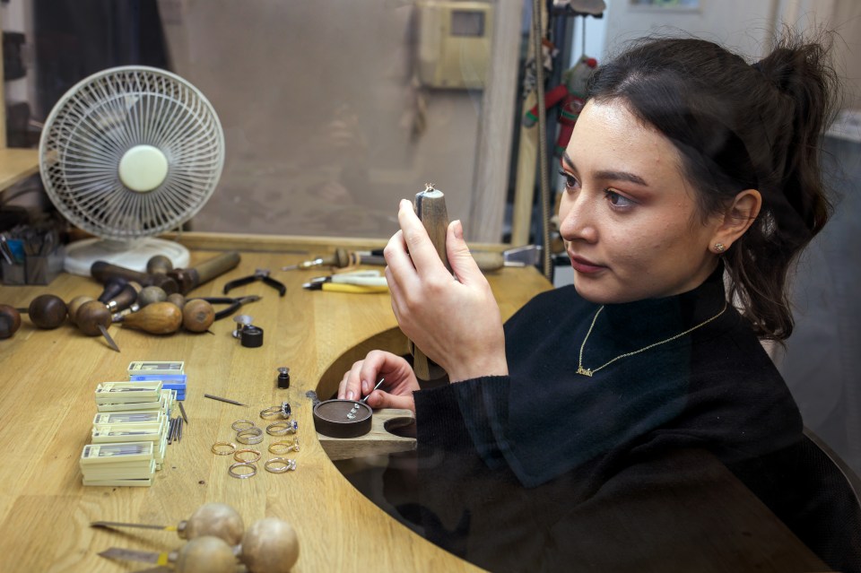 Jessica Grumitt training as a diamond setter