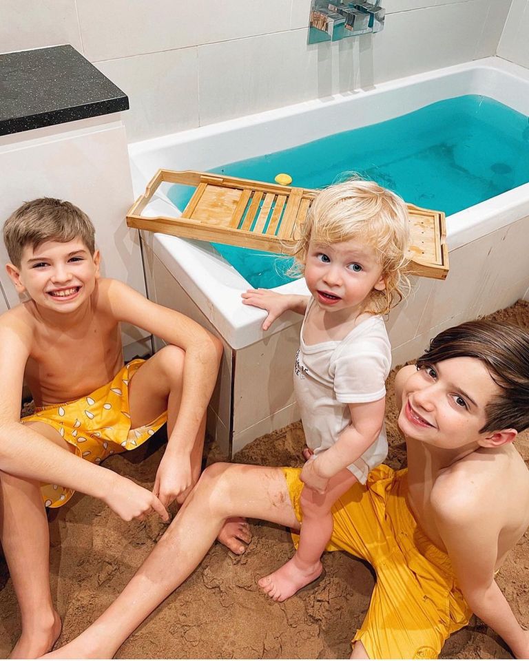 The incredible mum shared a picture of her happy kids as she transformed her bathroom into a beach 