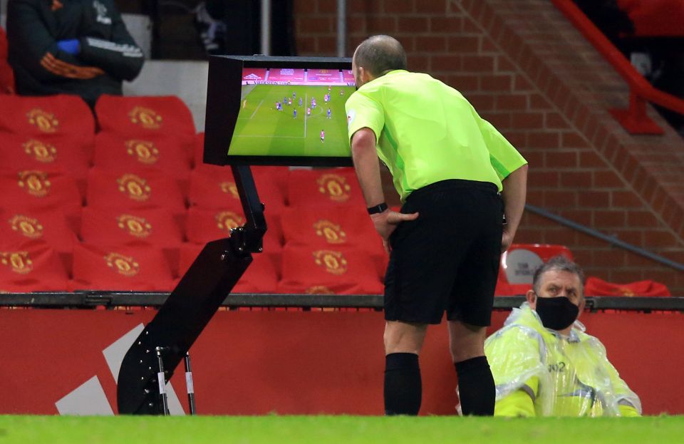 Questions were raised over Mike Dean's VAR review on Tuesday night